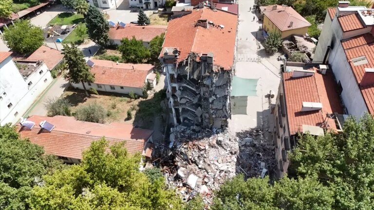 balikesirde deprem sonrasi yikimlar basladi 8WKxjueP