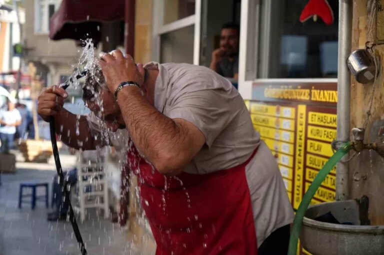 bayburtta lokantaci hortumla serinliyor lTgmQBNx