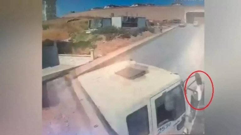 kum yuklu kamyon devrildi son anda kurtulma ani guvenlikte NA1cQp3g