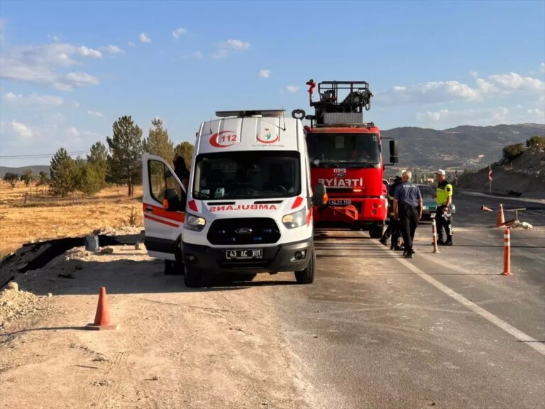 kutahyada otomobil devrildi iki yarali IVk48SDJ