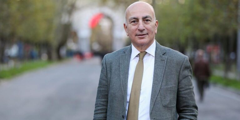 midasin esek kulaklarini ornek gostererek anlatti mahfi egilmez buyuk sirrini acikladi mgR1YnZ8