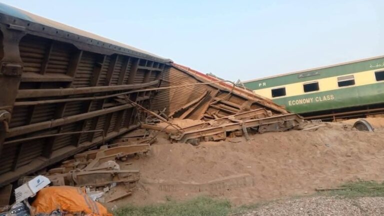 pakistanda-tren-kazasi-olu-ve-cok-sayida-yarali-var-DzRz2Bfm.jpg
