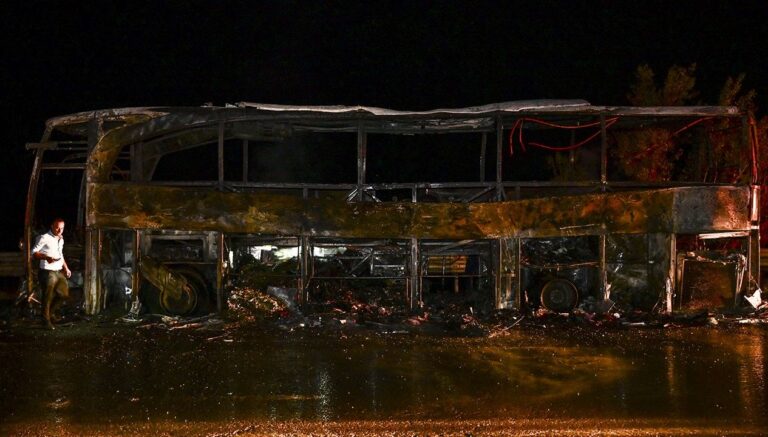 seyir halinde yandi 36 yolcu kurtarildi zdts5QE6