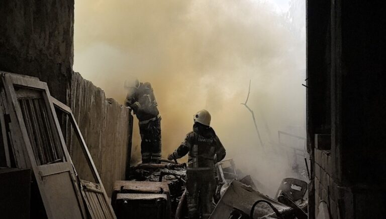 yikimina baslanan apartmanda yangin cikti aj4xrFey