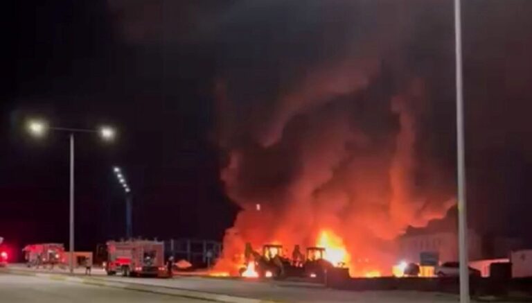 akaryakit tankerleri ve kamyonlar kul oldu L1hwlA5S