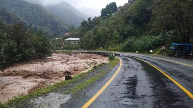 artvinde saganak baskacan taskinlar ve heyelanlar HOzrueRn