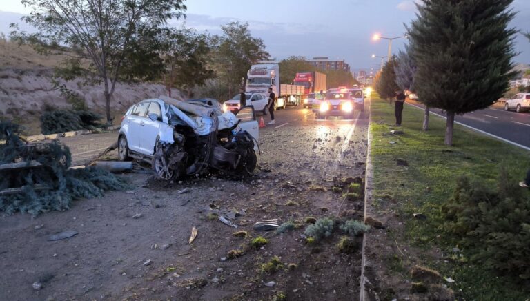 aydinlatma diregi otomobilin uzerine dustu 2 yarali EPS2avHE