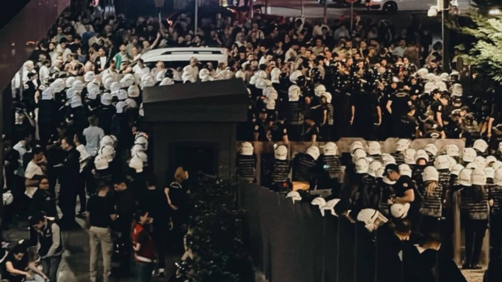 dem saadet demokrat parti ve tipten tepki sahte demokrat akpnin riyakarliginin butun ciplakligiyla ifsa oldugu bir geceyi yasiyoruz tPltStzb