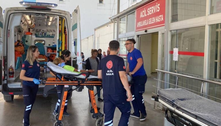 minibus kontrolden cikti kayaya carpti 2 kisi yaralandi XSIycKbC