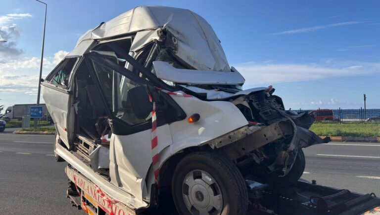 trafik isiklarinda bekleyen minibuse tir carpti 15 yarali AK6HGXhl