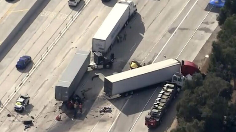 abdde uyusturucu etkisindeki tir surucusu araclari bicti 3 olu 8GYMt4LP.jpg