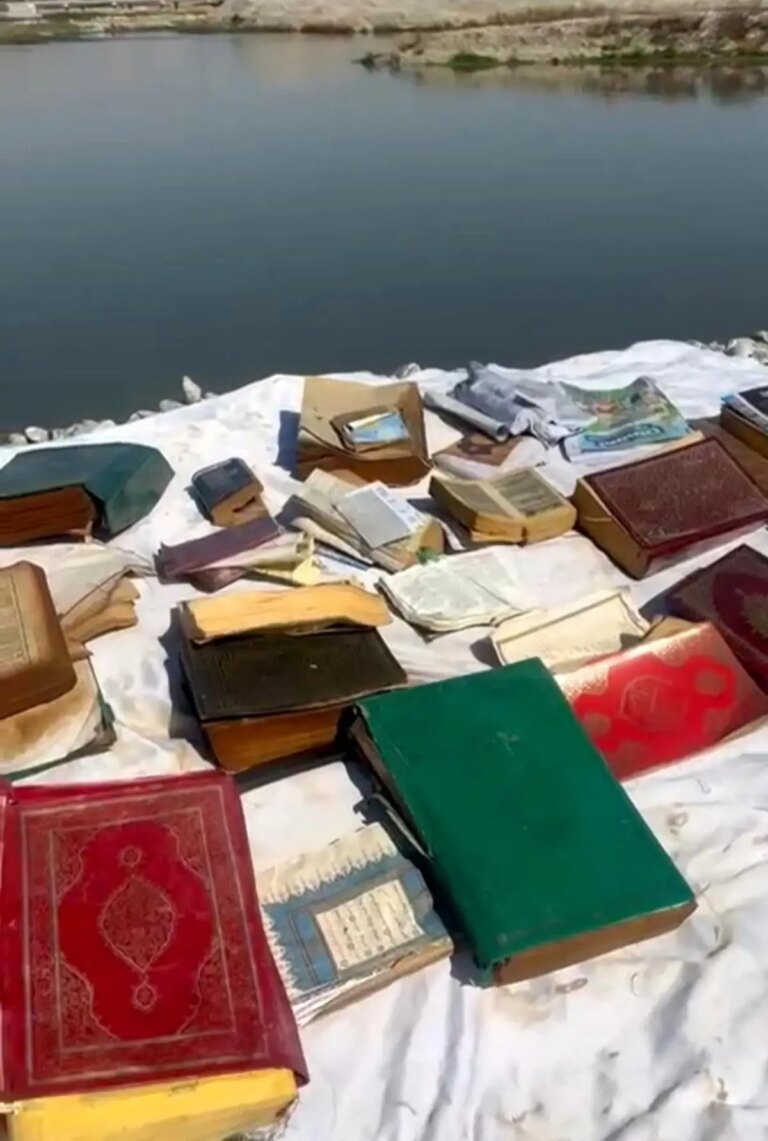 batman cayinda dini kitaplar bulundu 61dWrZNZ.jpg