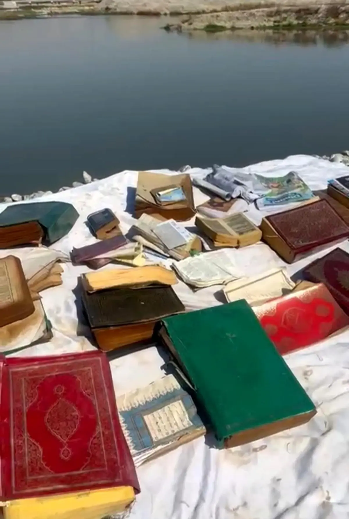 batman cayinda dini kitaplar bulundu 61dWrZNZ.jpg