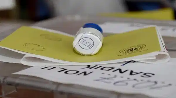 carpici secim anketi sonucu chp birinci dem parti mhpyi gecti CQ3VSVGQ.jpg