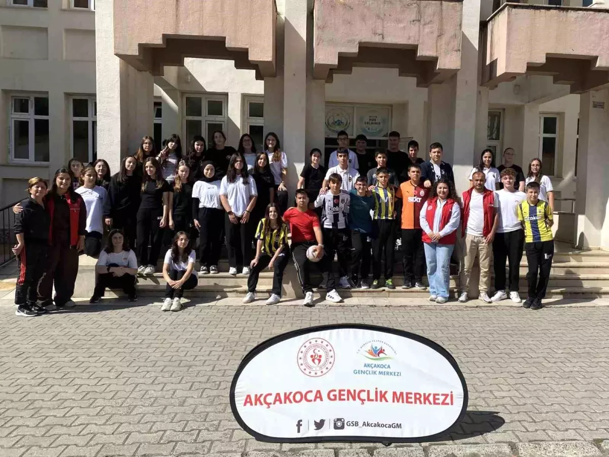 genclik merkezi akcakocada tanitim yapiyor eiGZuwrC