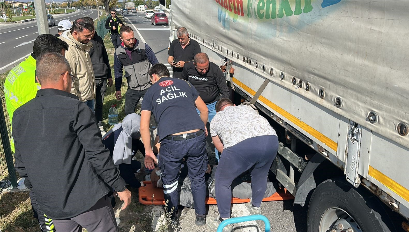 karsiya gecmek isteyen yasli adama tir carpti GfGOZqfq.jpg