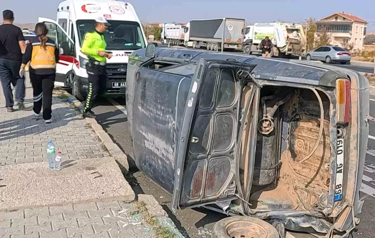 aksarayda tir ile carpisan otomobil devrildi 3 yarali GCYXSD27.jpg