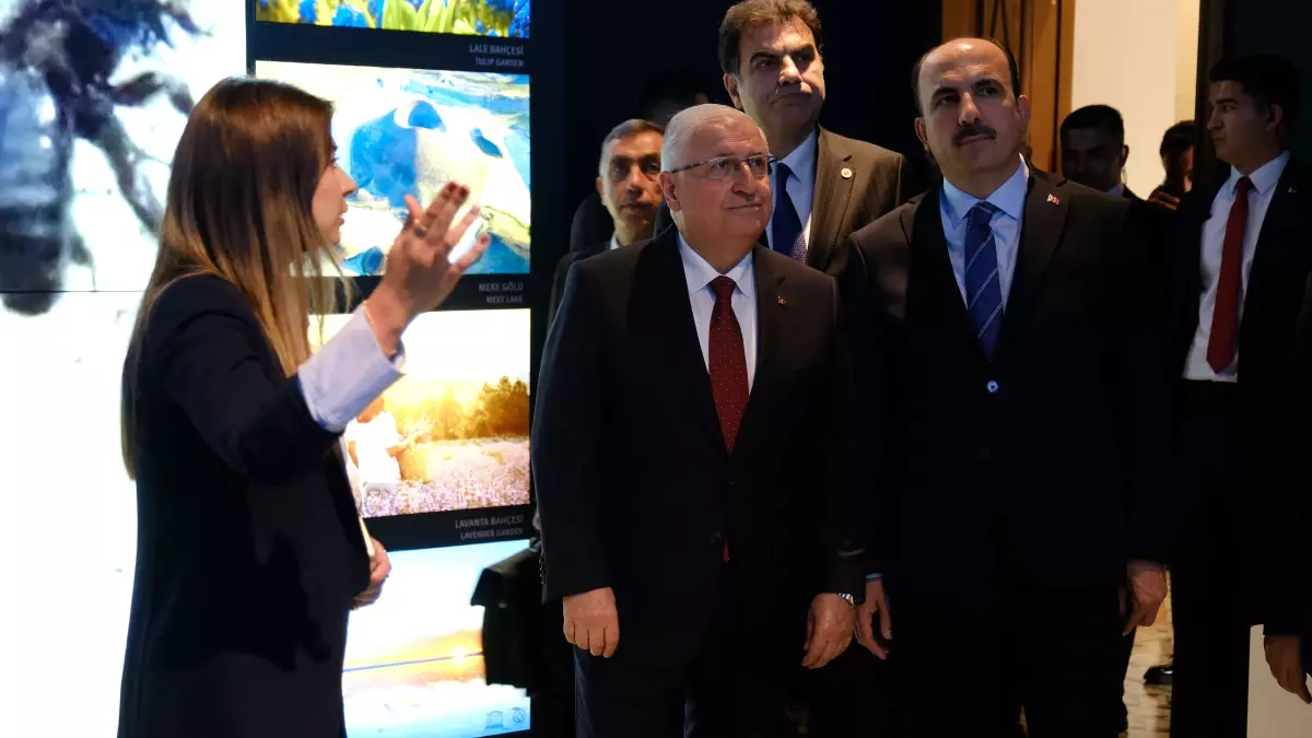 bakan guler konyada savunma bulusmalarinda 8dfpnBDr.jpg