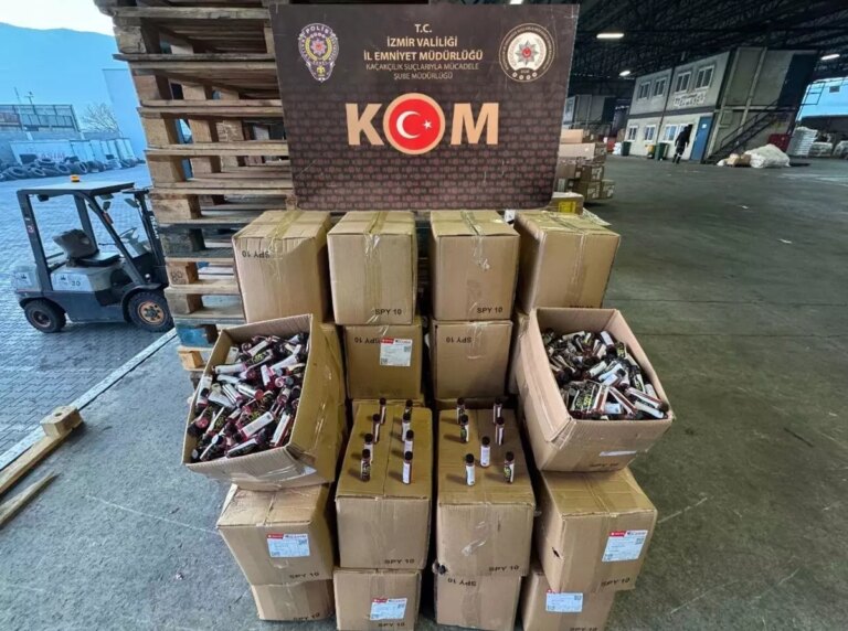 izmirde-kacak-urun-operasyonu-15-milyon-tl-degerinde-malzeme-ele-gecirildi-tIF1ixvv.jpg