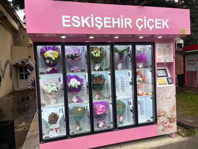 cicek-surprizi-yapmak-isteyen-bu-otomata-geliyor-AKRuj7GS.jpg