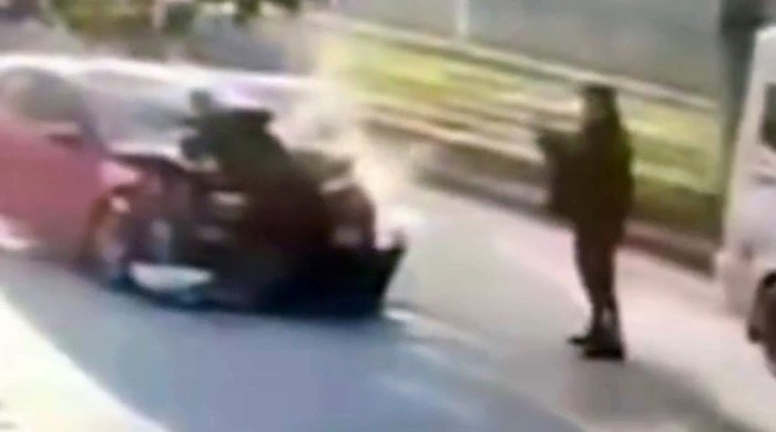 Eski eşiyle evli polis memuruna otomobille çarpıp fotoğrafını çekti