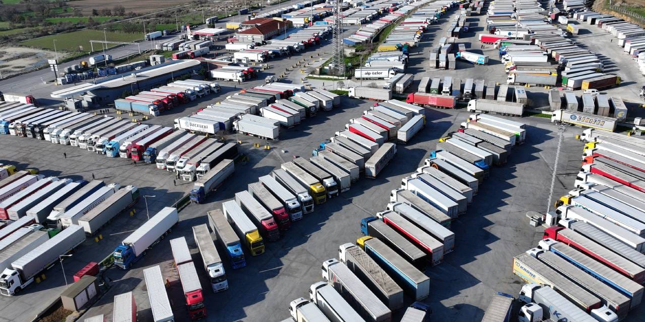 İpsala Sınır Kapısı’nda 13 gündür kriz bitmedi! Yunan çiftçiler traktörleri barikat yaptı