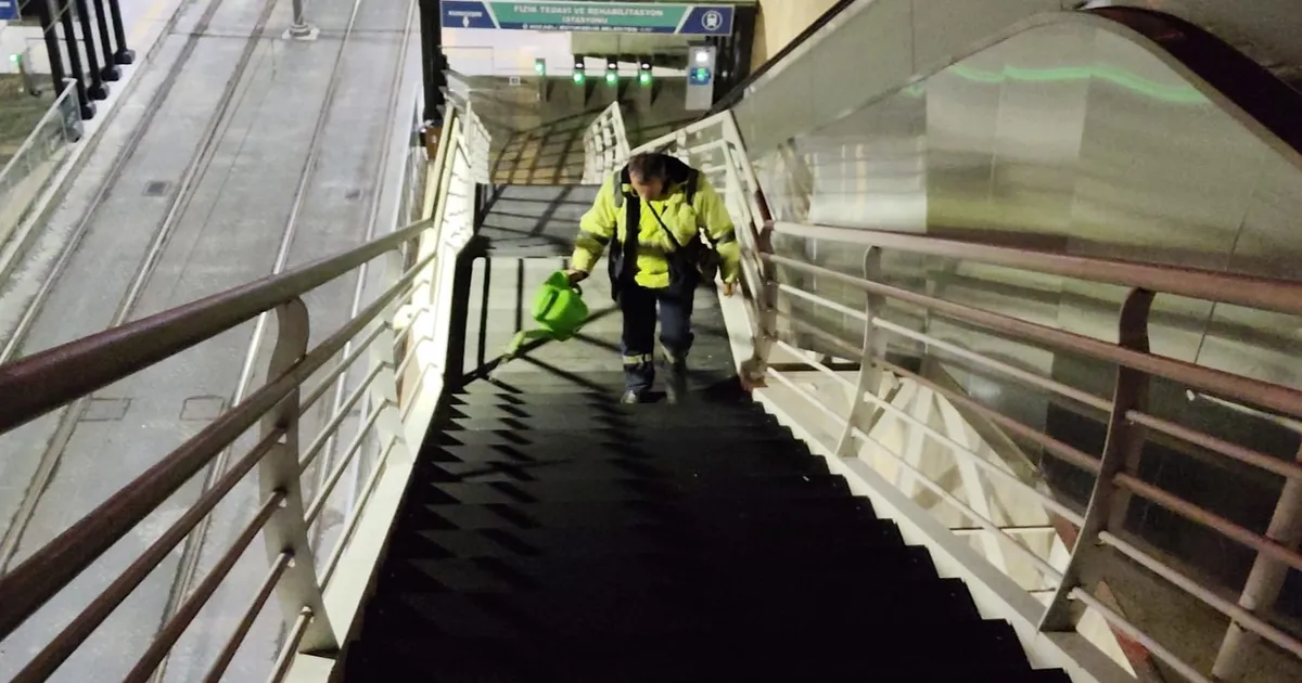 Kocaeli’de üst geçitlere buzlanma müdahalesi