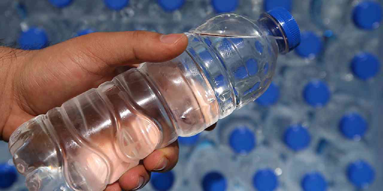 Pet şişeden su içen herkesi ilgilendiriyor! Bu riskleri duyan elini sürmüyor