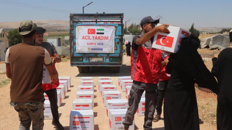 sadakatasi-suriyede-4-bin-aileye-gida-kolisi-ulastirdi-iLrZDgiH.jpg