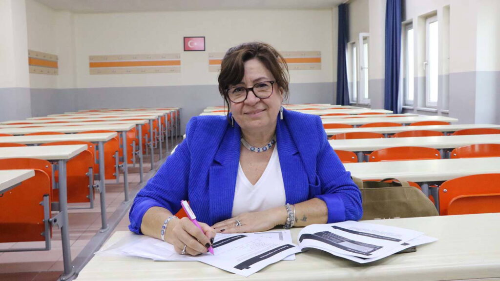 babasi-kizlar-okumaz-dedi-o-58-yasinda-birincilige-kostu-2VtN3OiJ