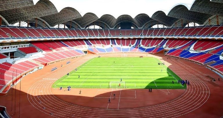 dunyanin-en-buyuk-stadyumu-ama-futbol-oynamak-yasak-r4vPrnqW