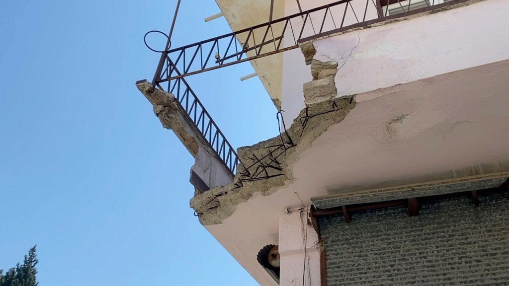 once-gurultu-sonra-ciglik-aydinda-balkon-faciasi-lpaiJ5be