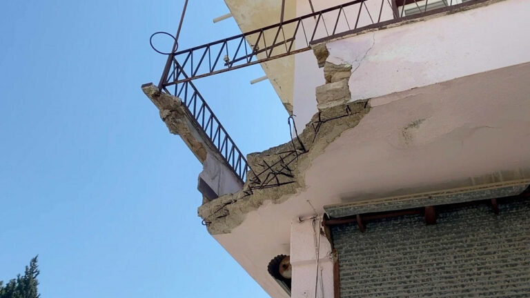 once-gurultu-sonra-ciglik-aydinda-balkon-faciasi-lpaiJ5be