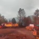 iscilerin-uzerine-yildirim-dustu-yagmuru-kaydederken-olumle-burun-buruna-geldiler-nxTQTB1Y