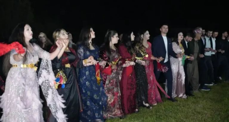 kadinlar-asiretin-yasagini-dinlemedi-halay-basina-gecti-sw5dXiGV