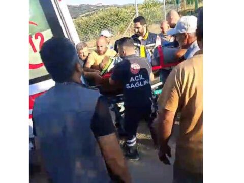 Freni bosalan traktorun altinda kalan surucu agir yaralandi MJl6Fxrh
